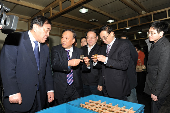 中國(guó)紡織工業(yè)聯(lián)合會(huì)王天凱會(huì)長(zhǎng)、高勇副會(huì)長(zhǎng)、徐文英副會(huì)長(zhǎng)視察同和公司，并與崔桂生董事長(zhǎng)親切交流